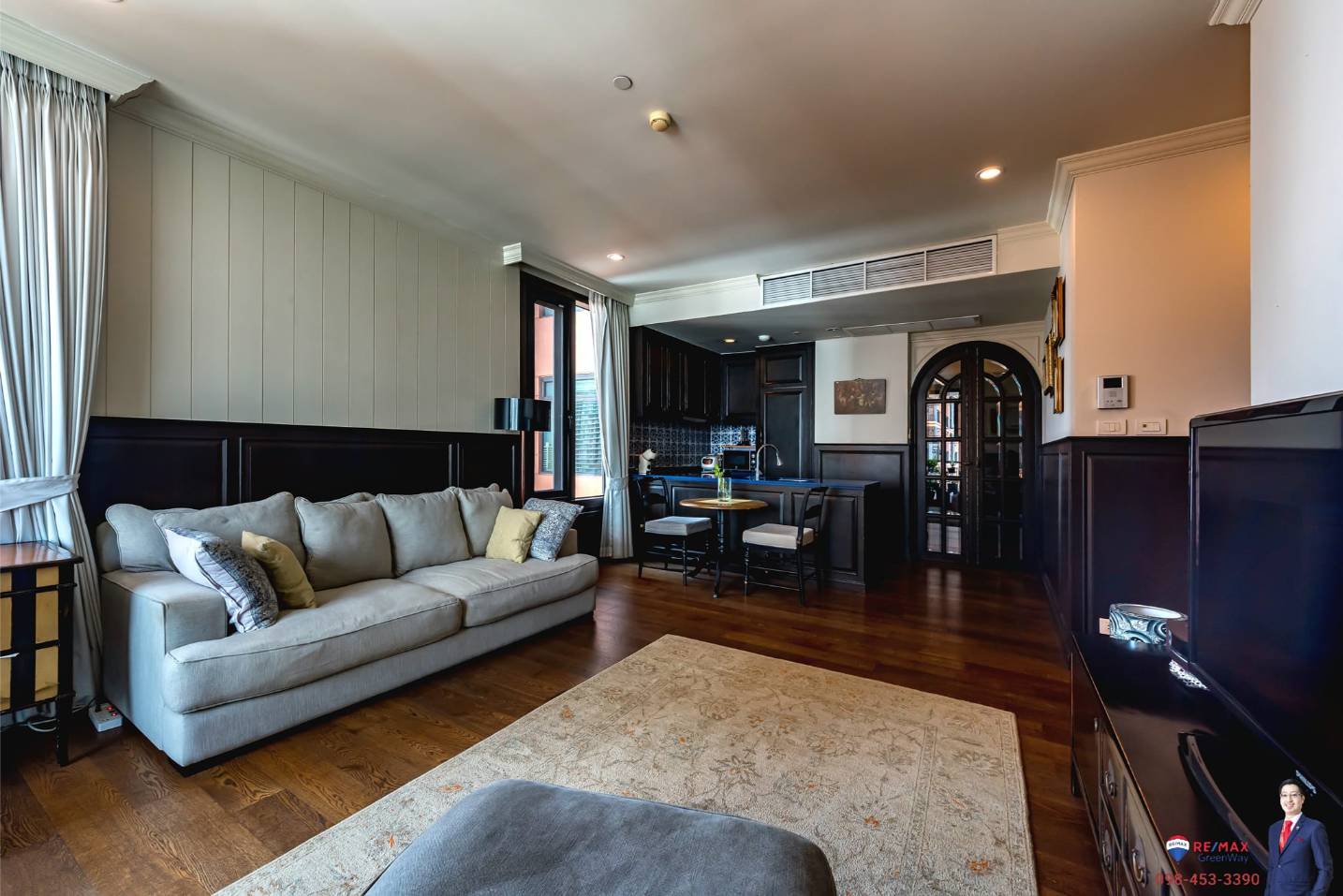 Rare corner 2-bed condo at Aguston Sukhumvit 22. 95.69 sqm, pet-friendly, 161k THB/sq.m. Near BTS Phrom Phong. Luxurious design. Contact us now!
