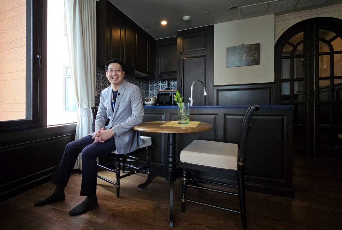 Rare corner 2-bed condo at Aguston Sukhumvit 22. 95.69 sqm, pet-friendly, 161k THB/sq.m. Near BTS Phrom Phong. Luxurious design. Contact us now!