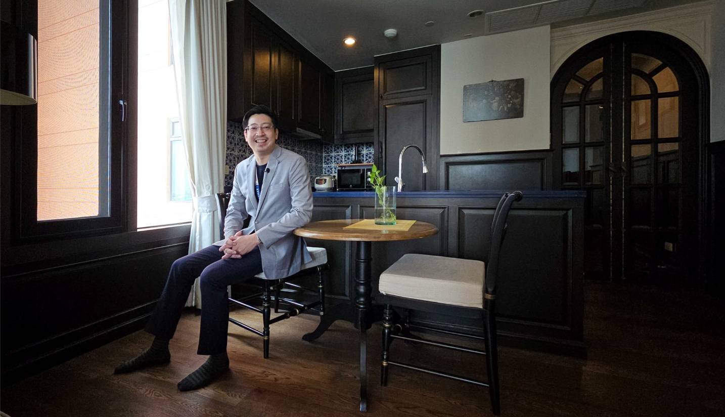 Rare corner 2-bed condo at Aguston Sukhumvit 22. 95.69 sqm, pet-friendly, 161k THB/sq.m. Near BTS Phrom Phong. Luxurious design. Contact us now!