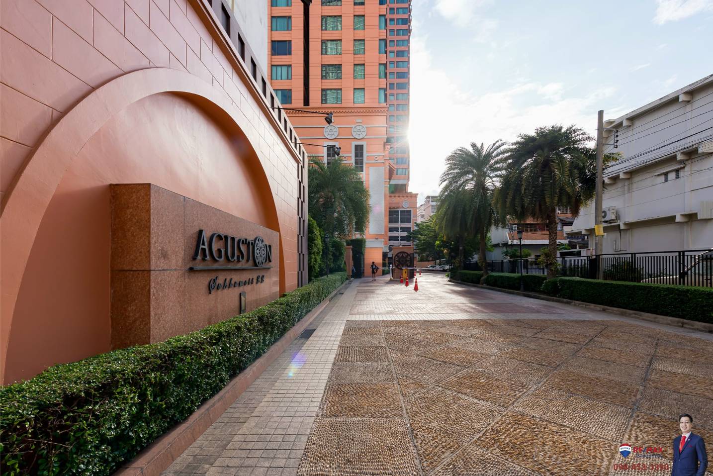 Rare corner 2-bed condo at Aguston Sukhumvit 22. 95.69 sqm, pet-friendly, 161k THB/sq.m. Near BTS Phrom Phong. Luxurious design. Contact us now!