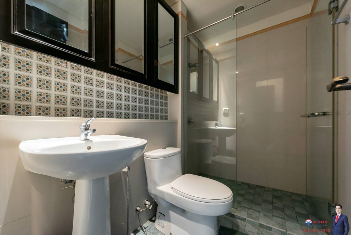 Rare corner 2-bed condo at Aguston Sukhumvit 22. 95.69 sqm, pet-friendly, 161k THB/sq.m. Near BTS Phrom Phong. Luxurious design. Contact us now!