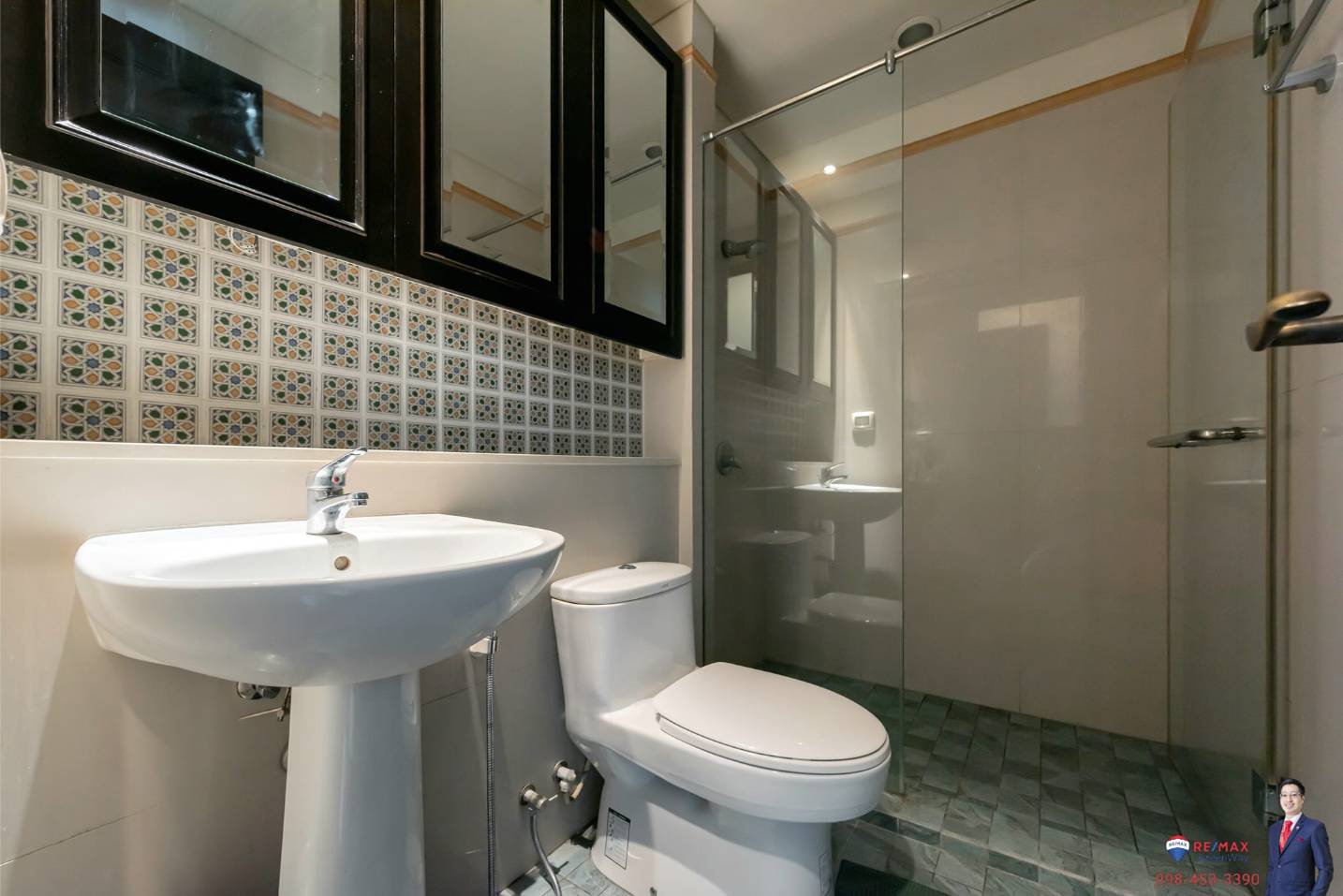 Rare corner 2-bed condo at Aguston Sukhumvit 22. 95.69 sqm, pet-friendly, 161k THB/sq.m. Near BTS Phrom Phong. Luxurious design. Contact us now!