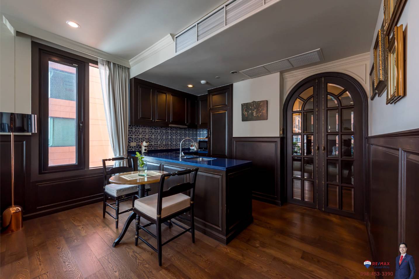 Rare corner 2-bed condo at Aguston Sukhumvit 22. 95.69 sqm, pet-friendly, 161k THB/sq.m. Near BTS Phrom Phong. Luxurious design. Contact us now!