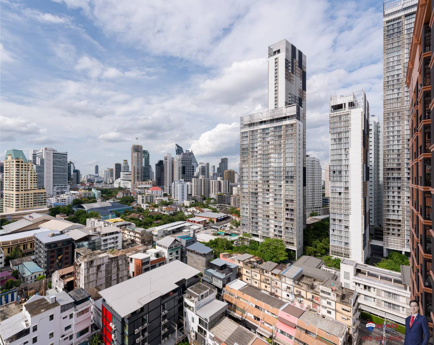 Rare corner 2-bed condo at Aguston Sukhumvit 22. 95.69 sqm, pet-friendly, 161k THB/sq.m. Near BTS Phrom Phong. Luxurious design. Contact us now!