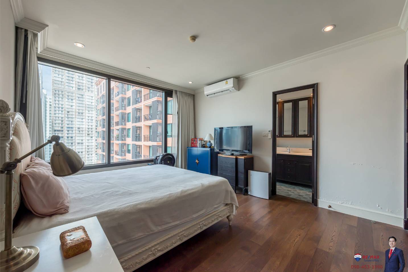 Rare corner 2-bed condo at Aguston Sukhumvit 22. 95.69 sqm, pet-friendly, 161k THB/sq.m. Near BTS Phrom Phong. Luxurious design. Contact us now!
