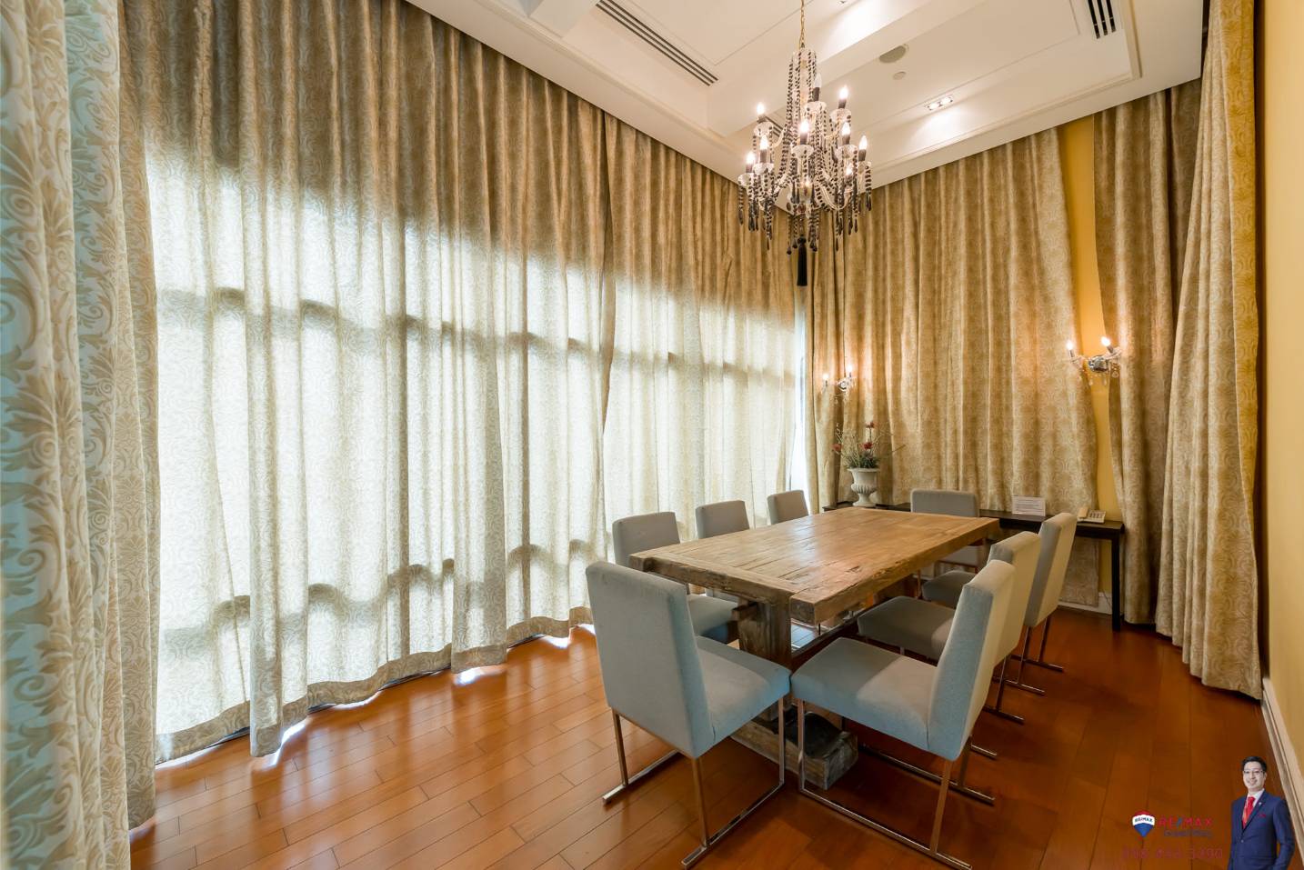 Rare corner 2-bed condo at Aguston Sukhumvit 22. 95.69 sqm, pet-friendly, 161k THB/sq.m. Near BTS Phrom Phong. Luxurious design. Contact us now!