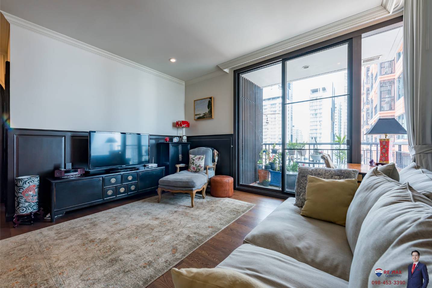 Rare corner 2-bed condo at Aguston Sukhumvit 22. 95.69 sqm, pet-friendly, 161k THB/sq.m. Near BTS Phrom Phong. Luxurious design. Contact us now!