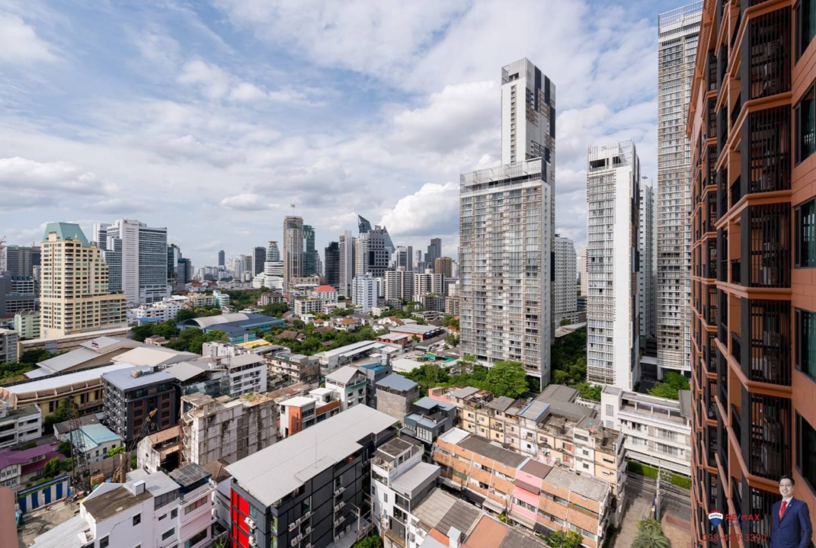 Rare corner 2-bed condo at Aguston Sukhumvit 22. 95.69 sqm, pet-friendly, 161k THB/sq.m. Near BTS Phrom Phong. Luxurious design. Contact us now!