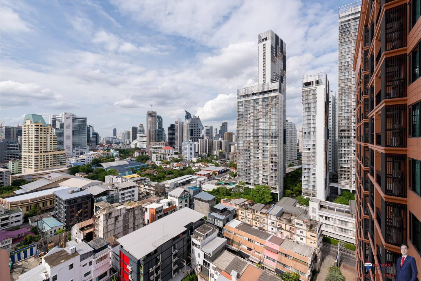 Rare corner 2-bed condo at Aguston Sukhumvit 22. 95.69 sqm, pet-friendly, 161k THB/sq.m. Near BTS Phrom Phong. Luxurious design. Contact us now!