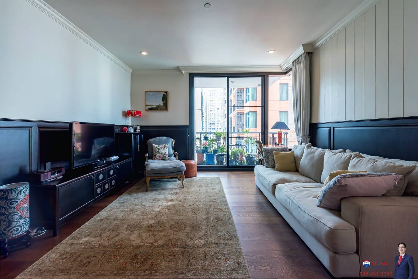 Rare corner 2-bed condo at Aguston Sukhumvit 22. 95.69 sqm, pet-friendly, 161k THB/sq.m. Near BTS Phrom Phong. Luxurious design. Contact us now!