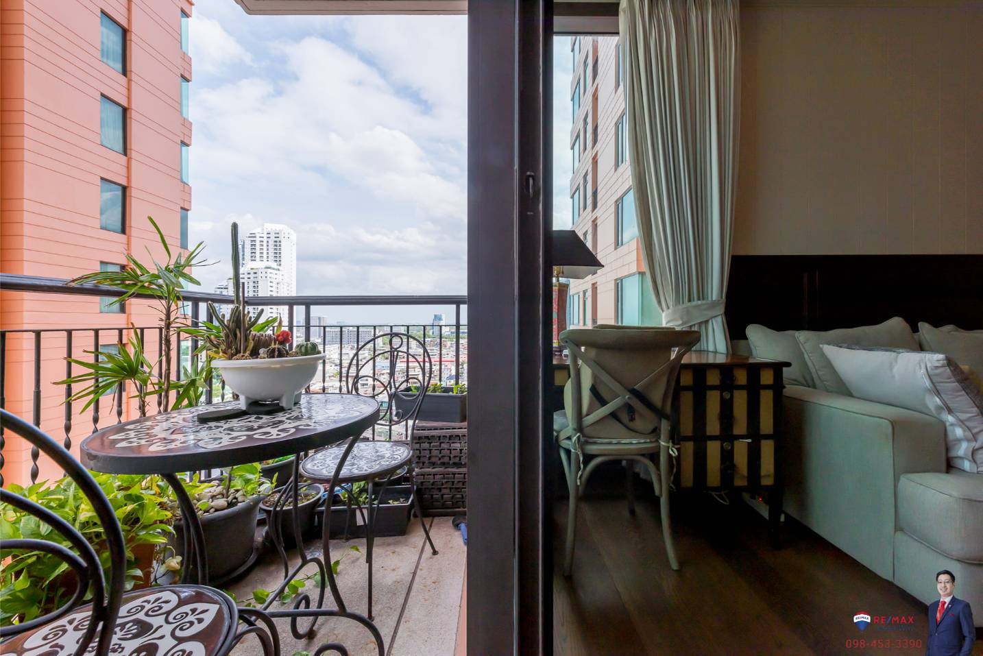 Rare corner 2-bed condo at Aguston Sukhumvit 22. 95.69 sqm, pet-friendly, 161k THB/sq.m. Near BTS Phrom Phong. Luxurious design. Contact us now!