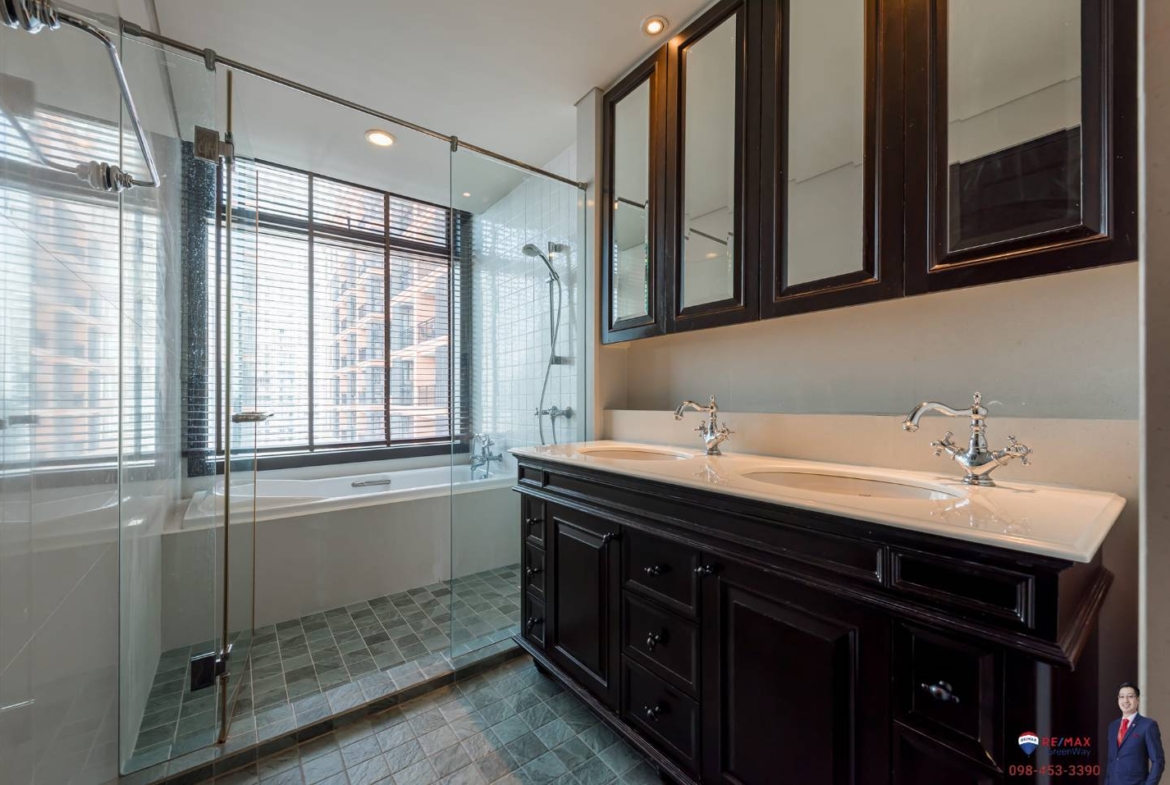 Rare corner 2-bed condo at Aguston Sukhumvit 22. 95.69 sqm, pet-friendly, 161k THB/sq.m. Near BTS Phrom Phong. Luxurious design. Contact us now!