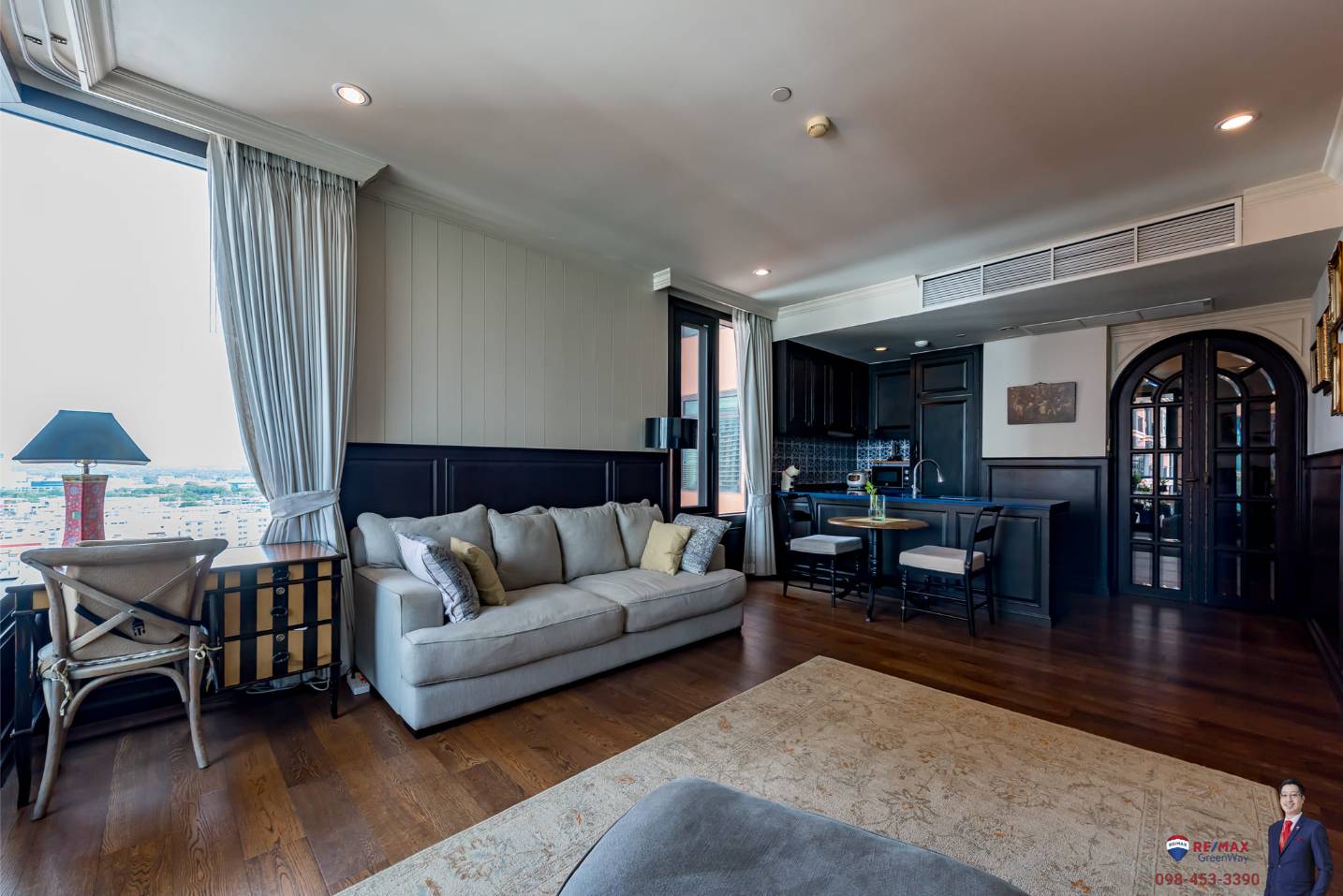 Rare corner 2-bed condo at Aguston Sukhumvit 22. 95.69 sqm, pet-friendly, 161k THB/sq.m. Near BTS Phrom Phong. Luxurious design. Contact us now!