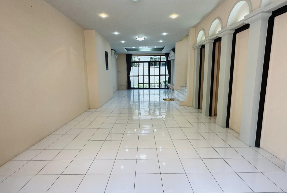 3BR 4BTH 350sqm Condo for Rent at Moo Baan Chicha Castle Near Asoke BTS - 85,000 THB/Month