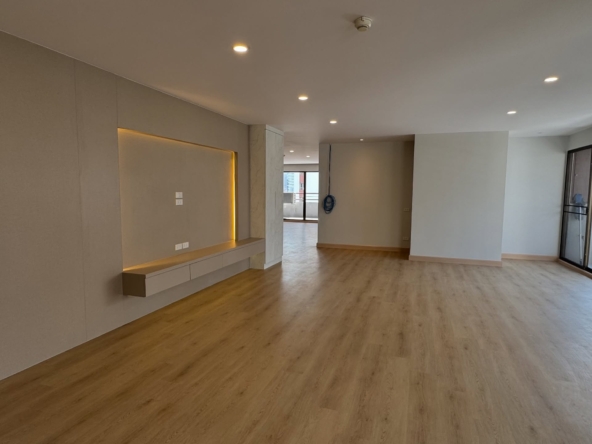 4-Bedroom 4-Bathroom 239sqm Liberty Park 1 for Rent ฿72,000/month or Sale ฿25,000,000, Near BTS Asoke, Pet-Friendly, Luxury Condo in Sukhumvit 23