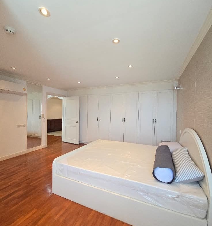 3-Bedroom 3-Bathroom 223 sqm Condo for Rent at President Park Sukhumvit 24, 65,000 THB/month, Near Phrom Phong BTS