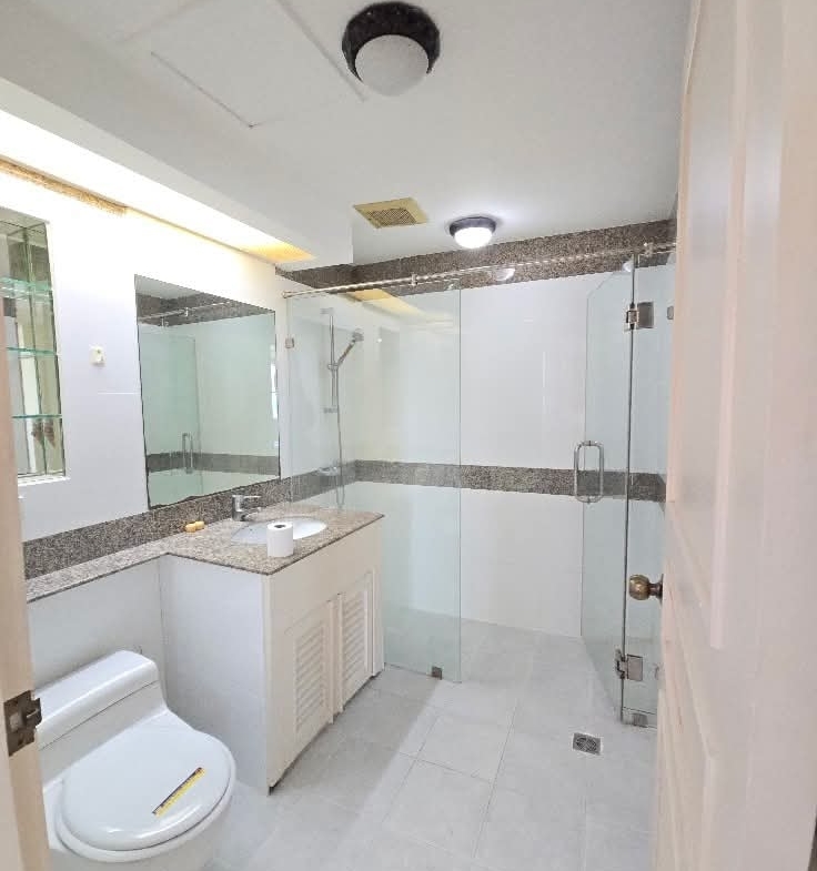 3-Bedroom 3-Bathroom 223 sqm Condo for Rent at President Park Sukhumvit 24, 65,000 THB/month, Near Phrom Phong BTS