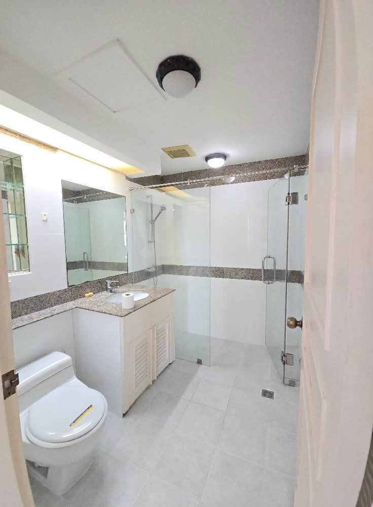 3-Bedroom 3-Bathroom 223 sqm Condo for Rent at President Park Sukhumvit 24, 65,000 THB/month, Near Phrom Phong BTS
