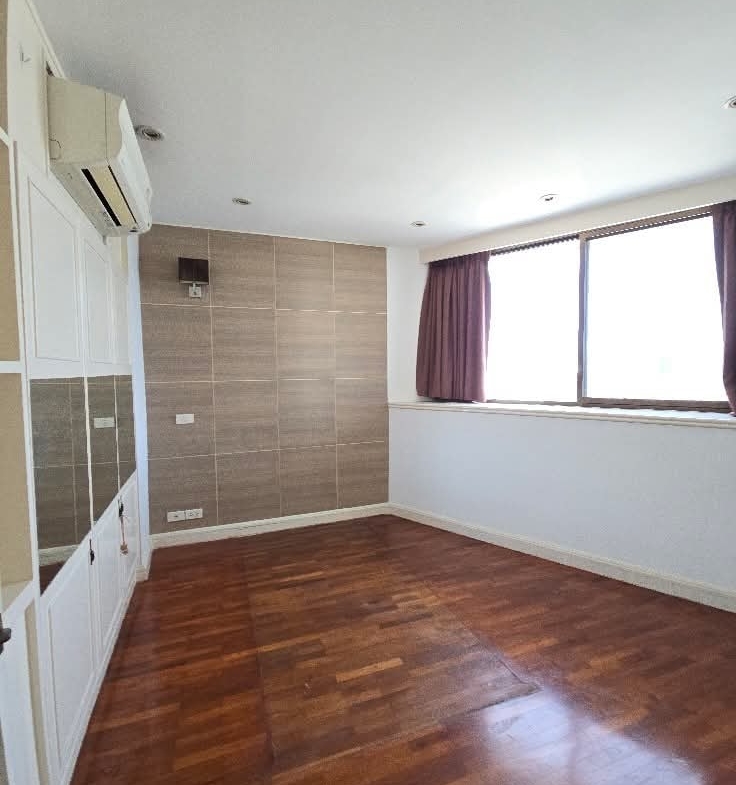 3-Bedroom 3-Bathroom 223 sqm Condo for Rent at President Park Sukhumvit 24, 65,000 THB/month, Near Phrom Phong BTS