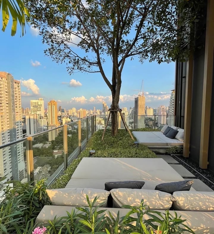 1-Bedroom 1-Bathroom luxury condo at Noble Around 33, Phrom Phong. 27.35 sqm, 23,000 THB/month. Close to BTS, shopping, and dining options.