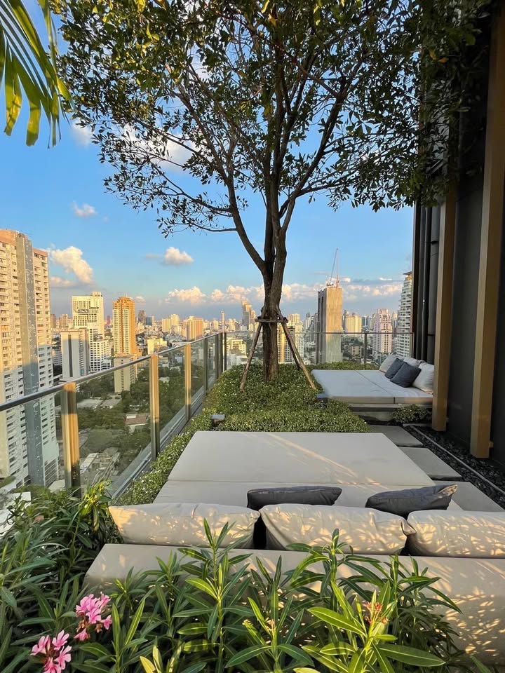 1-Bedroom 1-Bathroom luxury condo at Noble Around 33, Phrom Phong. 27.35 sqm, 23,000 THB/month. Close to BTS, shopping, and dining options.