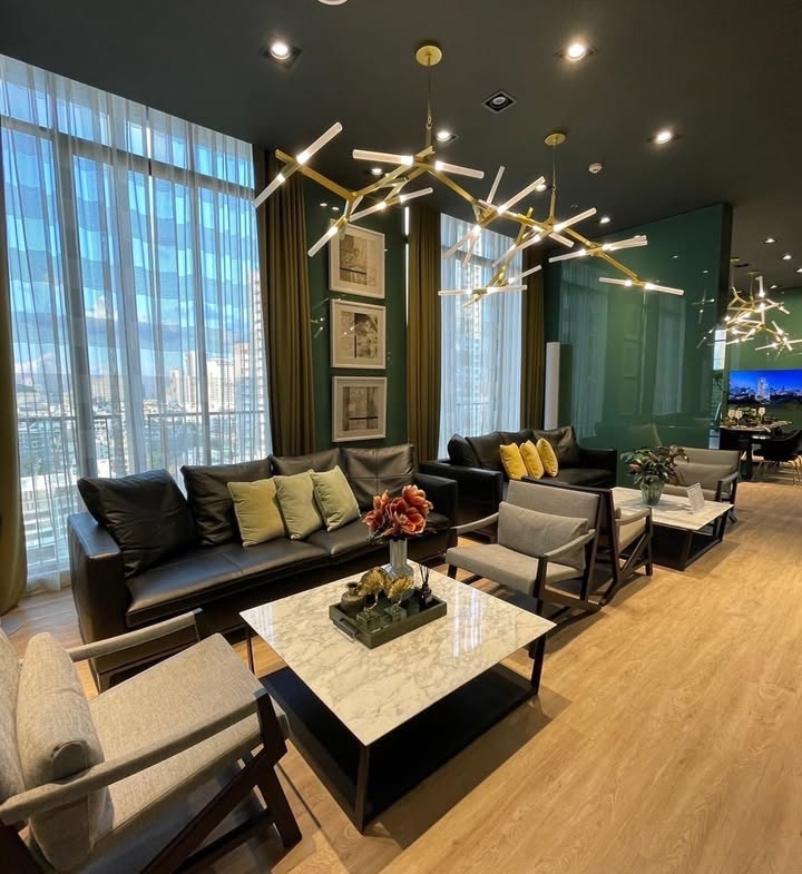 1-Bedroom 1-Bathroom luxury condo at Noble Around 33, Phrom Phong. 27.35 sqm, 23,000 THB/month. Close to BTS, shopping, and dining options.