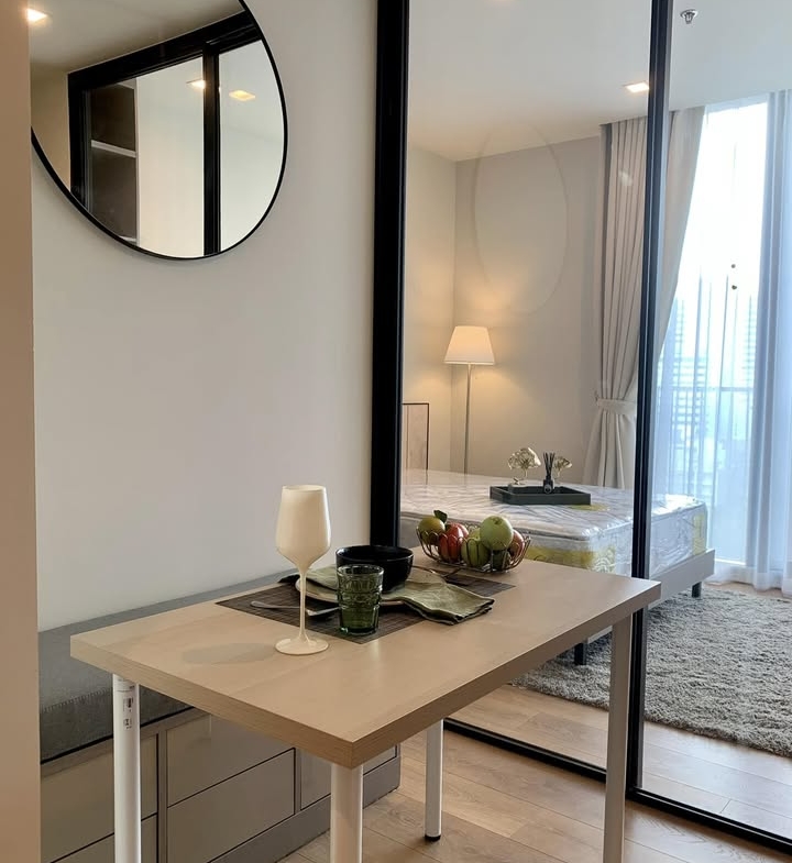 1-Bedroom 1-Bathroom luxury condo at Noble Around 33, Phrom Phong. 27.35 sqm, 23,000 THB/month. Close to BTS, shopping, and dining options.