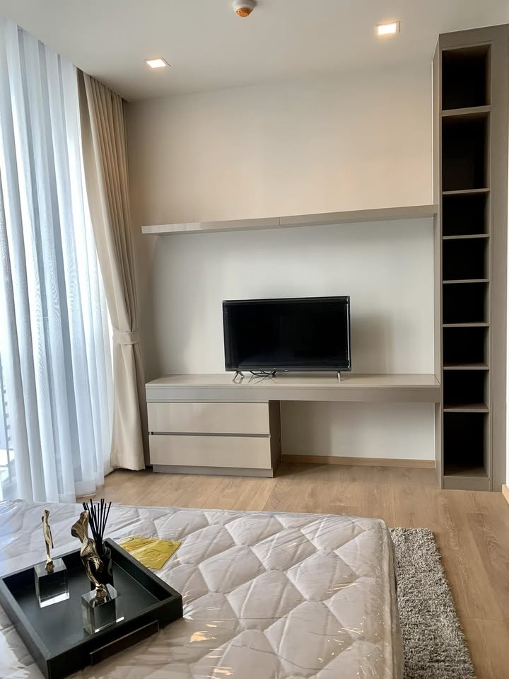 1-Bedroom 1-Bathroom luxury condo at Noble Around 33, Phrom Phong. 27.35 sqm, 23,000 THB/month. Close to BTS, shopping, and dining options.