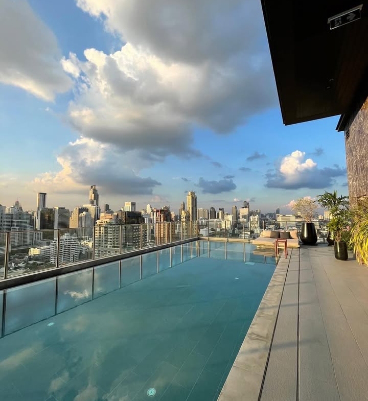 1-Bedroom 1-Bathroom luxury condo at Noble Around 33, Phrom Phong. 27.35 sqm, 23,000 THB/month. Close to BTS, shopping, and dining options.