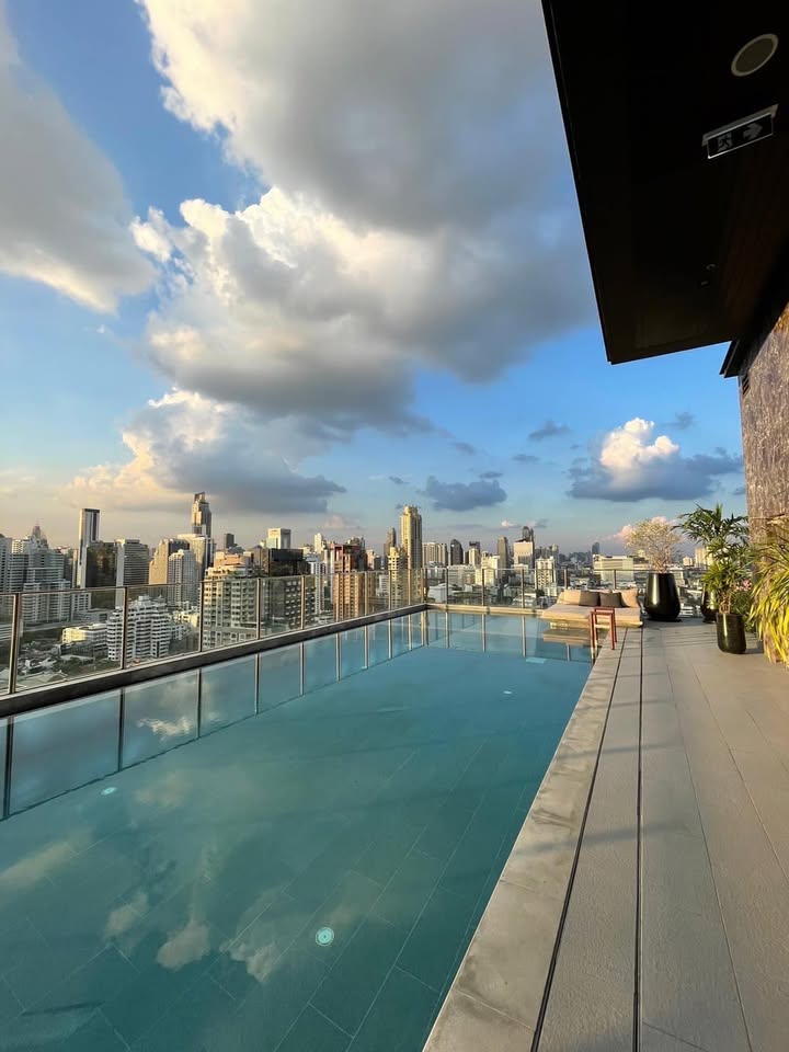 1-Bedroom 1-Bathroom luxury condo at Noble Around 33, Phrom Phong. 27.35 sqm, 23,000 THB/month. Close to BTS, shopping, and dining options.