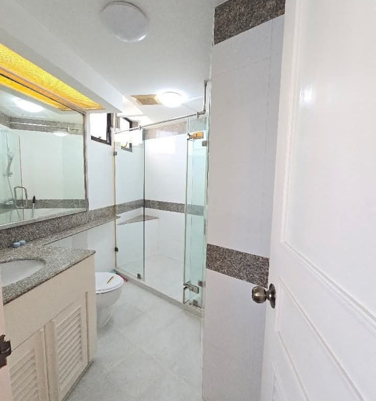 3-Bedroom 3-Bathroom 223 sqm Condo for Rent at President Park Sukhumvit 24, 65,000 THB/month, Near Phrom Phong BTS
