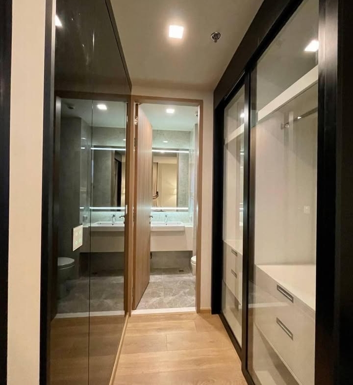 1-Bedroom 1-Bathroom luxury condo at Noble Around 33, Phrom Phong. 27.35 sqm, 23,000 THB/month. Close to BTS, shopping, and dining options.