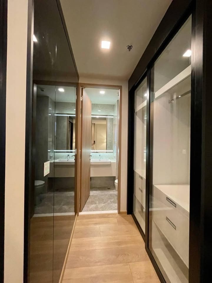 1-Bedroom 1-Bathroom luxury condo at Noble Around 33, Phrom Phong. 27.35 sqm, 23,000 THB/month. Close to BTS, shopping, and dining options.