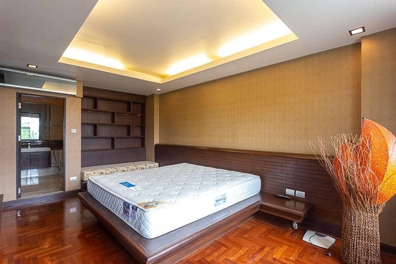 Spacious 3-bed, 2-bath condo, 142 sqm, newly renovated at Supreme Ville, Yen Akat. Peaceful living with premium amenities for 60K THB/month.