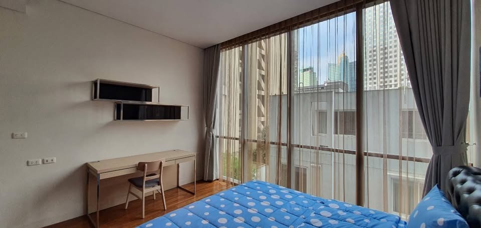 Spacious 2+1 bedroom condo for rent at Domus Sukhumvit 16/18. Prime location near BTS Asoke & MRT Sukhumvit, 167 sqm, fully furnished, THB 110,000/month.