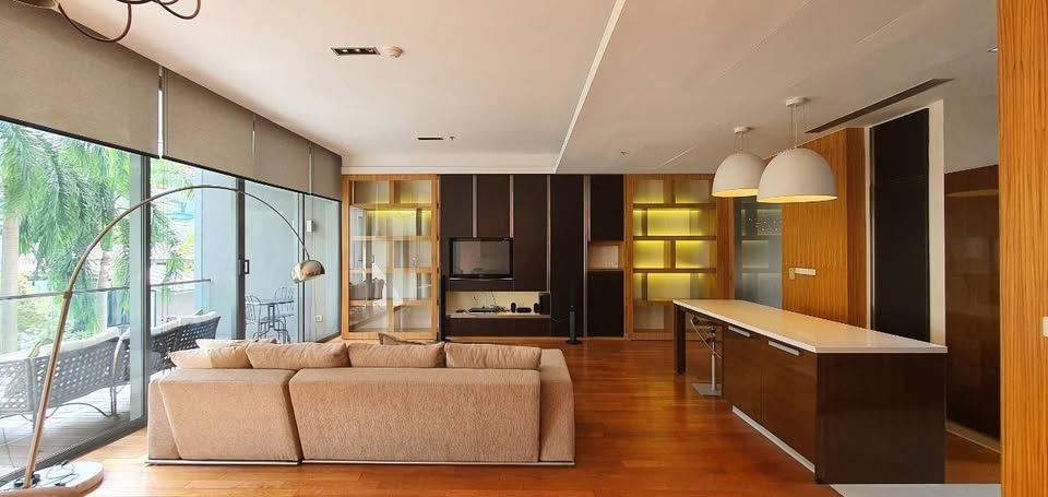 Spacious 2+1 bedroom condo for rent at Domus Sukhumvit 16/18. Prime location near BTS Asoke & MRT Sukhumvit, 167 sqm, fully furnished, THB 110,000/month.