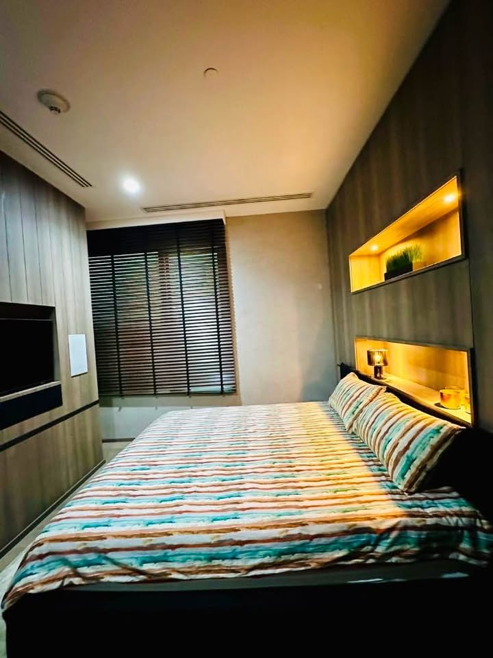 Luxury 2-Bedroom 2-Bathroom condo at 185 Rajadamri, 135 sqm, 155,000 THB/month. Prime location near BTS Rajadamri, shopping, and dining.