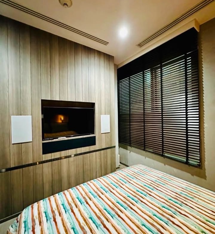 Luxury 2-Bedroom 2-Bathroom condo at 185 Rajadamri, 135 sqm, 155,000 THB/month. Prime location near BTS Rajadamri, shopping, and dining.