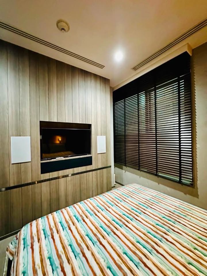 Luxury 2-Bedroom 2-Bathroom condo at 185 Rajadamri, 135 sqm, 155,000 THB/month. Prime location near BTS Rajadamri, shopping, and dining.