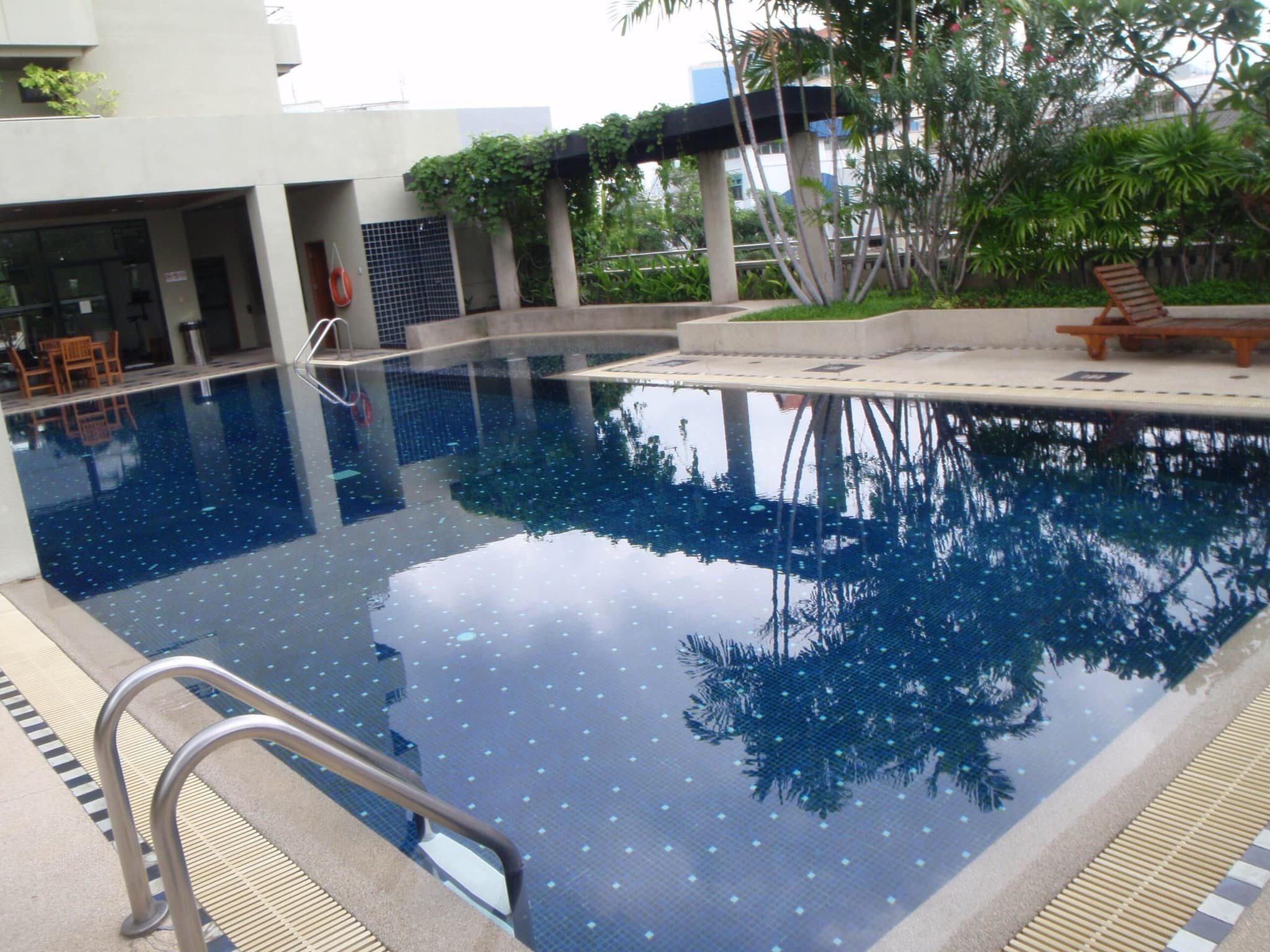 Spacious 3-bed, 2-bath condo, 142 sqm, newly renovated at Supreme Ville, Yen Akat. Peaceful living with premium amenities for 60K THB/month.