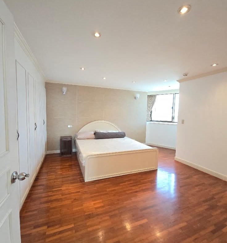 3-Bedroom 3-Bathroom 223 sqm Condo for Rent at President Park Sukhumvit 24, 65,000 THB/month, Near Phrom Phong BTS