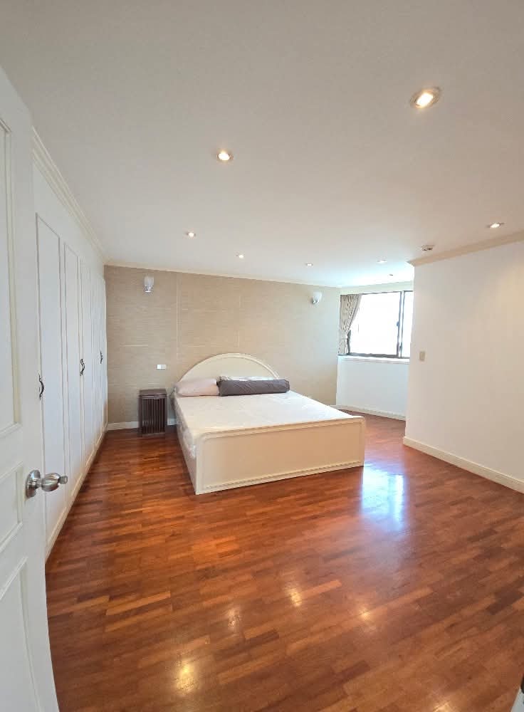 3-Bedroom 3-Bathroom 223 sqm Condo for Rent at President Park Sukhumvit 24, 65,000 THB/month, Near Phrom Phong BTS