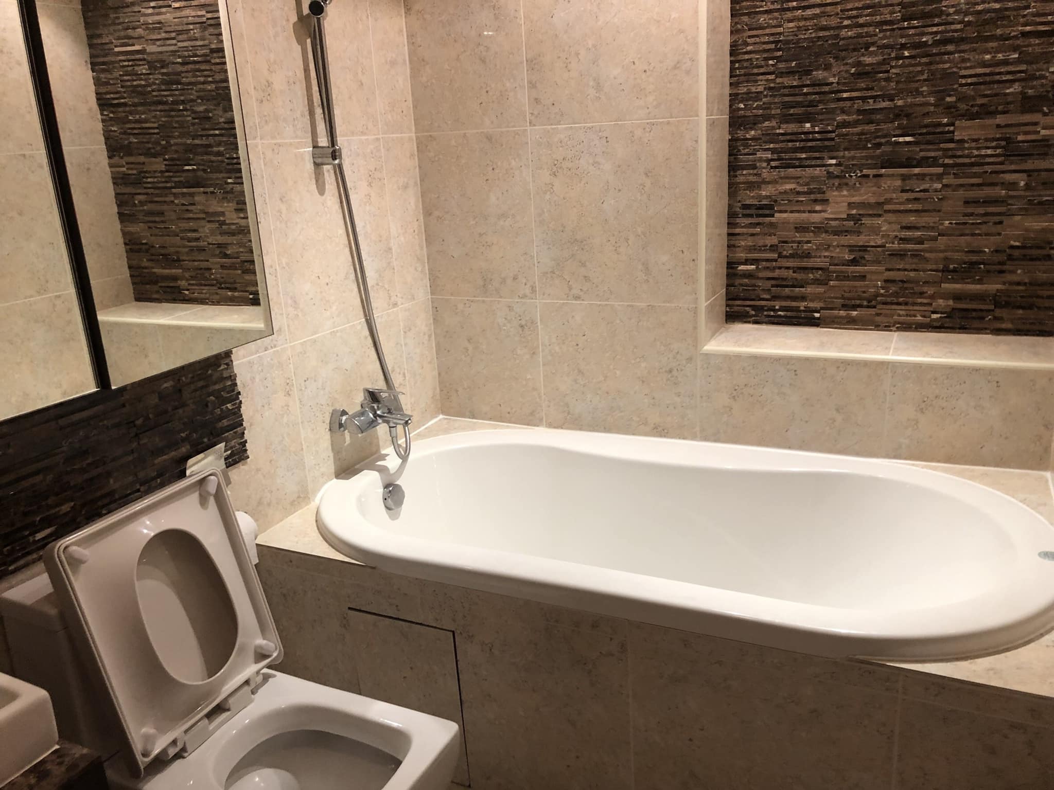 Spacious 3-bed, 2-bath condo, 142 sqm, newly renovated at Supreme Ville, Yen Akat. Peaceful living with premium amenities for 60K THB/month.