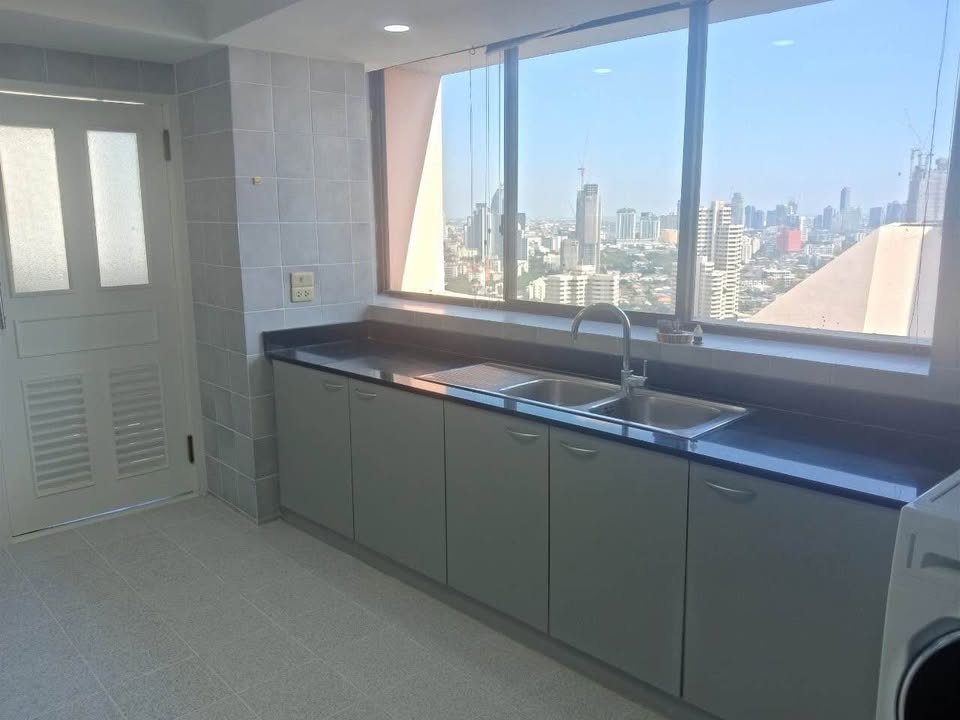 Spacious 3-bedroom condo @ President Park Sukhumvit 24, 261 sqm, 34th floor, fully furnished with maid quarters. Rent for 80,000 THB/month. Near BTS Phrom Phong