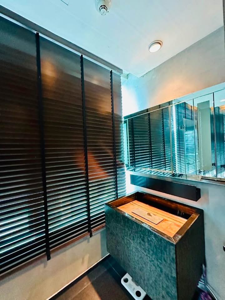 Luxury 2-Bedroom 2-Bathroom condo at 185 Rajadamri, 135 sqm, 155,000 THB/month. Prime location near BTS Rajadamri, shopping, and dining.