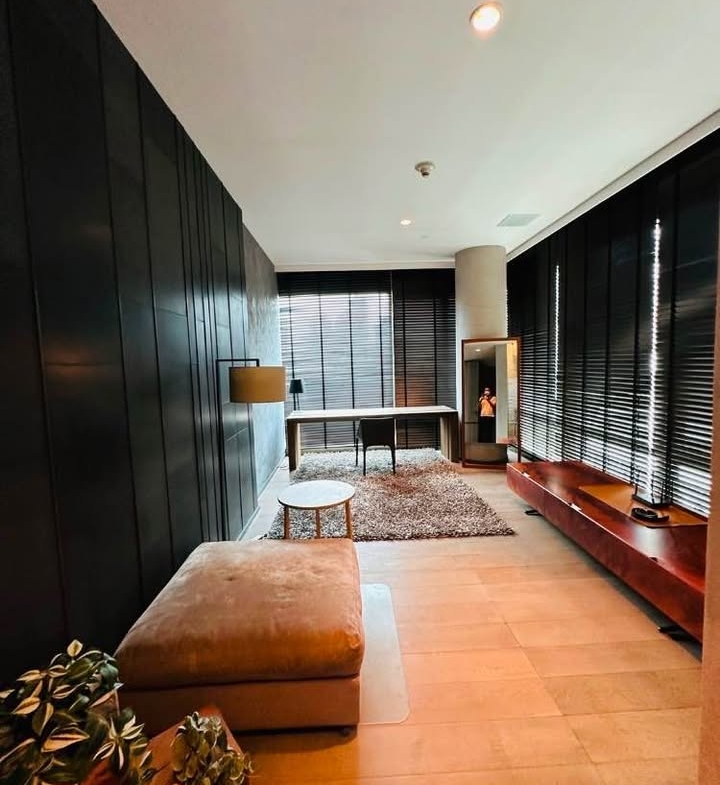Luxury 2-Bedroom 2-Bathroom condo at 185 Rajadamri, 135 sqm, 155,000 THB/month. Prime location near BTS Rajadamri, shopping, and dining.