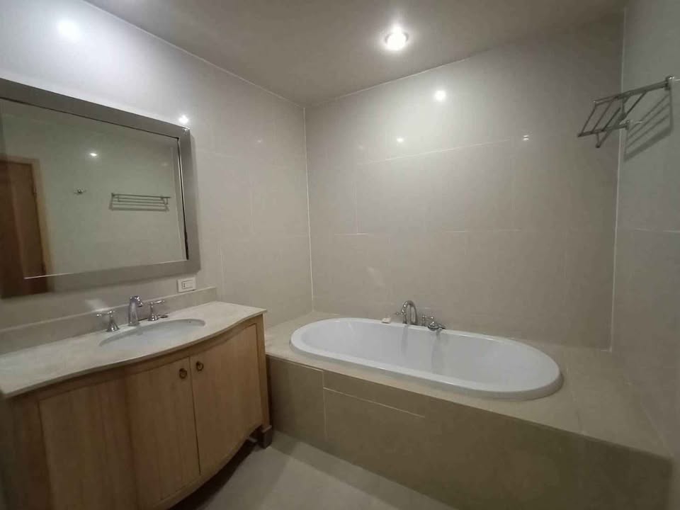 Spacious 2-Bedroom Condo for Rent at The Empire Place Sathorn. Fully furnished, 100 sqm, 7th floor. Prime location near BTS Chong Nonsi. Rent: 45,000 THB/month