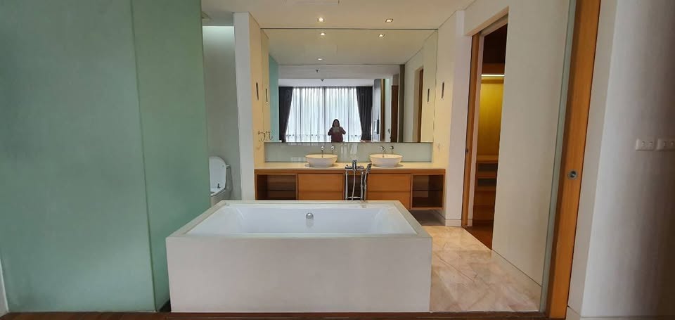 Spacious 2+1 bedroom condo for rent at Domus Sukhumvit 16/18. Prime location near BTS Asoke & MRT Sukhumvit, 167 sqm, fully furnished, THB 110,000/month.