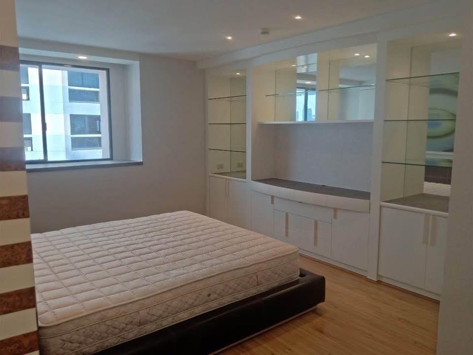 Spacious 3-bedroom condo @ President Park Sukhumvit 24, 261 sqm, 34th floor, fully furnished with maid quarters. Rent for 80,000 THB/month. Near BTS Phrom Phong