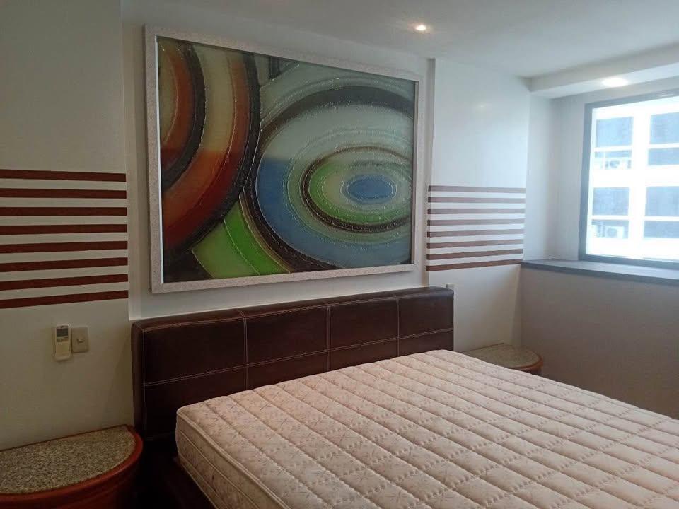 Spacious 3-bedroom condo @ President Park Sukhumvit 24, 261 sqm, 34th floor, fully furnished with maid quarters. Rent for 80,000 THB/month. Near BTS Phrom Phong